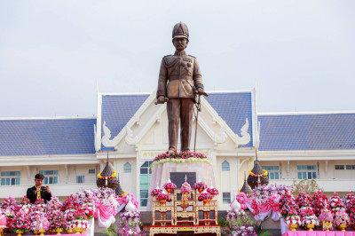 เข้าร่วมพิธีวางพานพุ่มดอกไม้สดถวายสักการะพระบรมราชานุสาวรีย์พระบาทสมเด็จพระจุลจอมเกล้าเจ้าอยู่หัว รัชกาลที่ 5 เนื่องในงานวันท้องถิ่นไทย ประจำปี 2567 ... พารามิเตอร์รูปภาพ 1