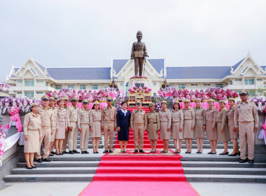 เข้าร่วมพิธีวางพานพุ่มดอกไม้สดถวายสักการะพระบรมราชานุสาวรีย์พระบาทสมเด็จพระจุลจอมเกล้าเจ้าอยู่หัว รัชกาลที่ 5 เนื่องในงานวันท้องถิ่นไทย ประจำปี 2567 ... พารามิเตอร์รูปภาพ 10