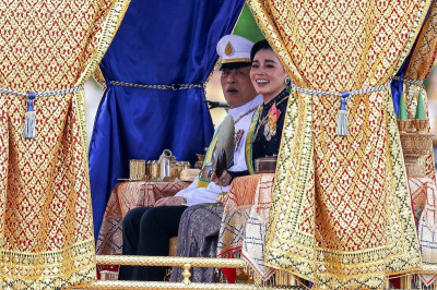 พระบาทสมเด็จพระเจ้าอยู่หัว และสมเด็จพระนางเจ้า ฯ ... พารามิเตอร์รูปภาพ 1