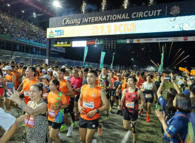 สหกรณ์จังหวัดบุรีรัมย์ ร่วมปล่อยตัวนักวิ่งการเเข่งขันวิ่ง ... พารามิเตอร์รูปภาพ 11