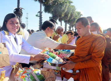 ร่วมพิธีทำบุญตักบาตร “วันนวมินทรมหาราช” พารามิเตอร์รูปภาพ 8