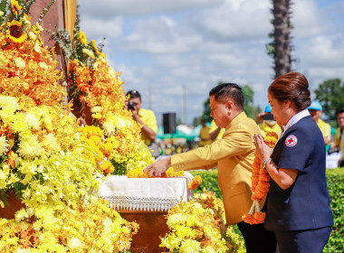 ร่วมพิธีวางพวงมาลัยดอกไม้ถวายสักการะพระบรมรูปพระบาทสมเด็จพระบรมชนกาธิเบศร มหาภูมิพลอดุลยเดชมหาราช บรมนาถบพิตร ... พารามิเตอร์รูปภาพ 2