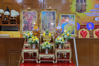 เข้าร่วมพิธีเจริญพระพุทธมนต์เฉลิมพระเกียรติพระบาทสมเด็จพระเจ้าอยู่หัวฯ สมเด็จพระนางเจ้าสิริกิติ์ พระบรมราชินีนาถ พระบรมราชชนนีพันปีหลวง สมเด็จพระนางเจ้าฯ พระบรมราชินี ... พารามิเตอร์รูปภาพ 1