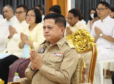 เข้าร่วมพิธีเจริญพระพุทธมนต์เฉลิมพระเกียรติพระบาทสมเด็จพระเจ้าอยู่หัวฯ สมเด็จพระนางเจ้าสิริกิติ์ พระบรมราชินีนาถ พระบรมราชชนนีพันปีหลวง สมเด็จพระนางเจ้าฯ พระบรมราชินี ... พารามิเตอร์รูปภาพ 2