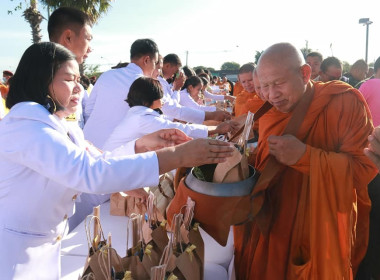 เข้าร่วมพิธีเจริญพระพุทธมนต์และทำบุญตักบาตร ... พารามิเตอร์รูปภาพ 8