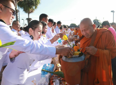 เข้าร่วมพิธีเจริญพระพุทธมนต์และทำบุญตักบาตร ... พารามิเตอร์รูปภาพ 9