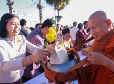 ร่วมกิจกรรม &quot;พิธีทำบุญตักบาตร เนื่องในวันขึ้นปีใหม่ ... พารามิเตอร์รูปภาพ 10